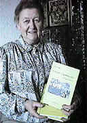 Maria Knöferl mit ihrem Buch